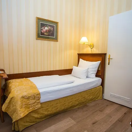 Pension Opera Suites I Self Check In I Ac In All Rooms-2
