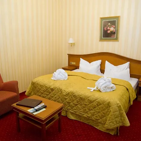 Pension Opera Suites I Self Check In I Ac In All Rooms-2